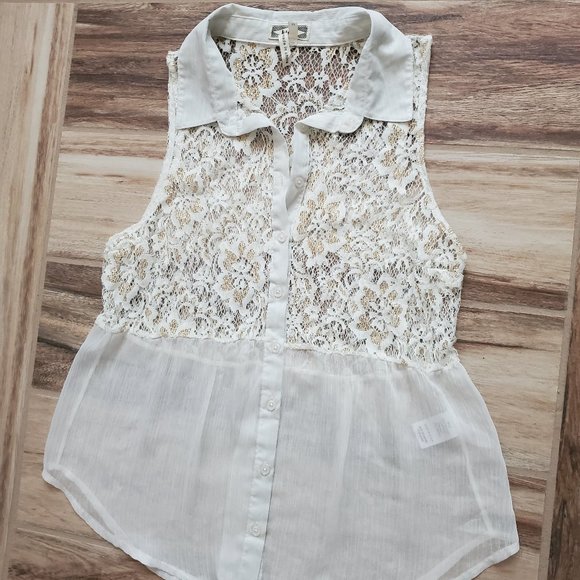 Kirra | Sheer Lace Sleeveless Button Down - Picture 4 of 8